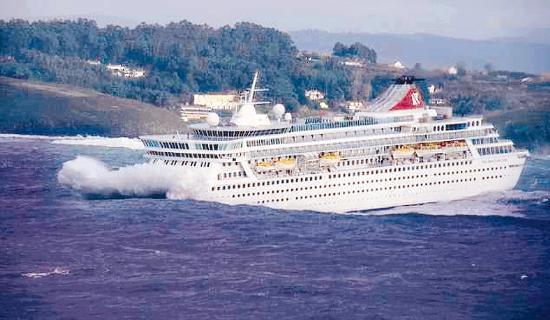 Biscay Körfezinde seyreden lüks cruise gemisi Balmoral, şiddetli fırtınaya yakalanarak 15 metreyi aşan dalgalar yüzünden batma tehlikesiyle karşılaştı.