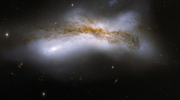NASA'nın Spitzer teleskobu şimdiye kadar görülmemiş büyüklükteki bir galaksi çarpışmasını kaydetti. İşte o anın fotoğrafı ve önceki çarpışmalar...