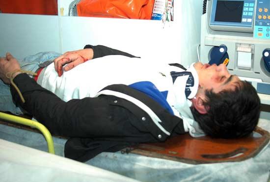 İzmir'in Balçova ilçesinde aşırı hız ve dikkatsizlik sonucu kontrolden çıkarak orta refüje çarpan araç hurdaya döndü. Aracın ve motoru aküsü yola saçıldı...