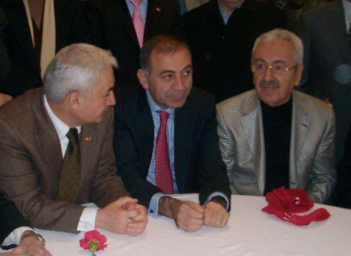CHP'li Günsel Tekin başörtülü adaya rozet taktı, Bahçelievler adayının Mimar Saffet Bulut olduğunu açıkladı.