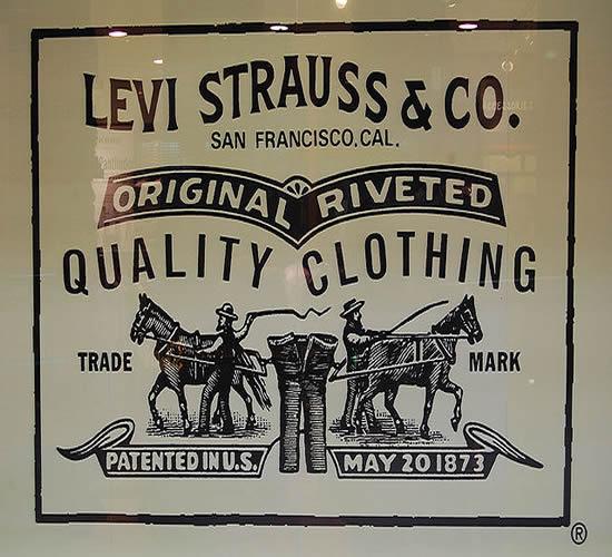 <p><strong><span style="color: #0000ff;">Levi'nin mucize kumaşı</span></strong></p>
<p>Levi Strauss, 1853 yılında Levi Strauss and Company ismini taşıyan şirketini kurdu ve sadece pantolon üretimine yönelik çalışmalarına hız verdi. 1873'te Levi Strauss, Live's patent Riveted 501 pantolonunu tüketicisine sundu. Ağırlıklı olarak demiryolu işçileri, kovboylar, oduncular, petrol işçileri ve çiftçiler tarafından talep gören bu modelin günün birinde tüm dünyada talep göreceği o dönemlerde tahmin bile edilemezdi. 1902'de kot kumaşına talep artarken ve pazar bu derece genişleyip büyürken Levi Strauss ne yazık ki bu süreci takip edemedi ve 26 Şubat 1902'de hayata gözlerini yumdu.</p>