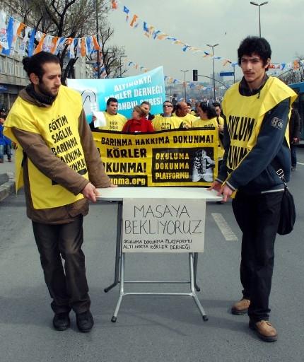 Altı Nokta Körler Derneği üyesi bir grup, Emirgan Reşitpaşa'daki ''Körler Rehabilitasyon Merkezi''nin İstanbul Büyükşehir Belediyesince boşaltılmak istendiğini ileri sürerek, bunu protesto etti.
