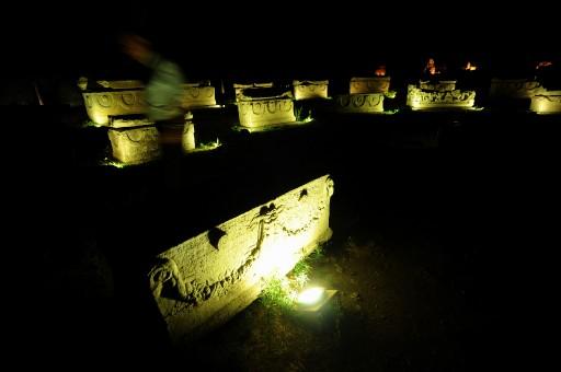 Türkiye'nin en çok ziyaretçi çeken müzeleri arasında yer alan Efes Antik Kenti, isteyen misafirlerine gece de hizmet veriyor. Müze, yılın ilk 6 ayında ziyaretçi sayısını yüzde 10 artırdı.