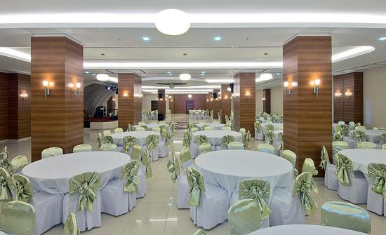 Güney Marmara'nın en büyüğü sloganı ile açılan Elegans Salonları, yapılan görkemli organizasyonla kapılarını misafirlerine açtı.