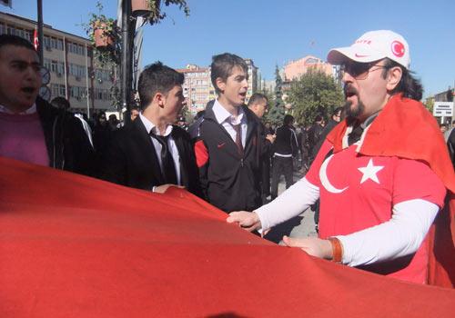 Hakkari'deki terörist saldırısı vatandaşı sokağa döktü. Yurdun çeşitli yerlerinde yapılan gösterilerde ''Şehitler ölmez vatan bölünmez'', ''Askere uzanan eller kırılsın'' sloganları atıldı.
