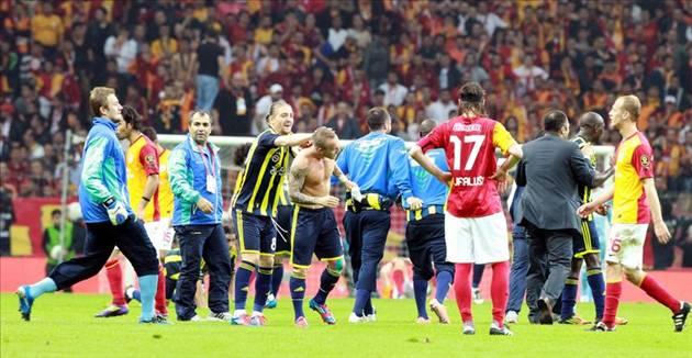 DERBİDE 2-1 KAYBEDEN 6ALATASARAY TARAFTARI BARİ 23 NİSANI KUTLAYALIM DİYEREK FLORYAYA AKIN ETTİLERRR"