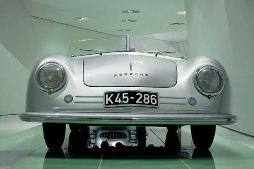 Porsche müzesinde tarihi gezinti