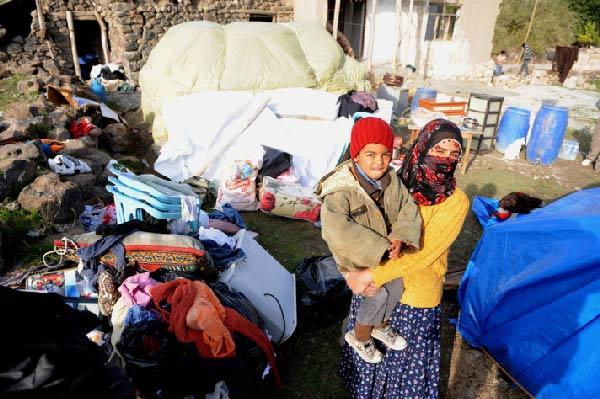 Depremin 7.2 büyüklüğünde vurduğu Van merkeze 30 kilometre uzaklıktaki Yaylıyaka köyü enkaz halinde... Çoğu evin tamamen yıkıldığı köyde yıkılmayanlar da oturulamaz durumda...