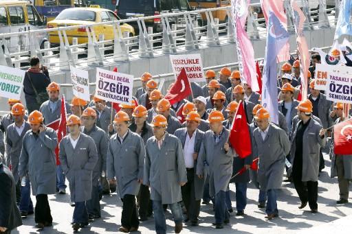 DİSK 32 yıl sonra 1 Mayıs'ı Taksim'de kutlamanın sevincini yaşadı. Hak İş ve Türk İş'e bağlı sendikalarda alanda saygı duruşu yaptılar