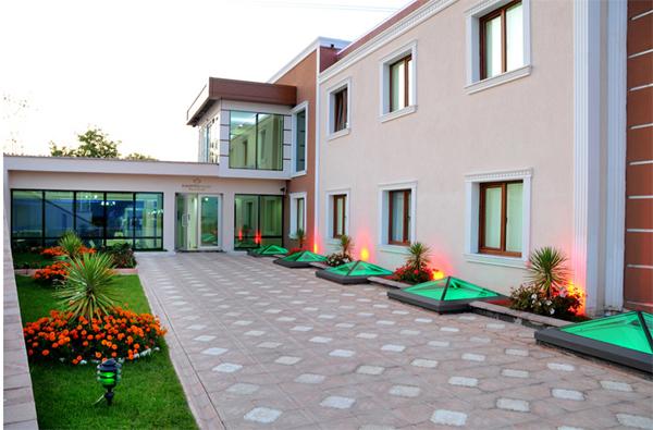 Dünyada ilk kez uygulanan bir model ile yurt klasmanında çıtayı yükselterek 5 yıldızlı otel konforunda hizmet veren Kampüsaray, öğrencilere özel banyo, tuvalet, buzdolabı,televizyon ve telefonu olan farklı oda seçenekleri sunarken, yüzme havuzu, sauna, bilardo ve spor salonu gibi yurtlarda alışık olmadığımız çeşitli aktivitelerden de ücretsiz olarak yararlanma imkanı sağlıyor. Adan Zye bir öğrencinin ihtiyacı olan her şeyin sağlandığı bu lüks yurtta özürlü öğrenciler içinde çift asansör ve özel banyolar gibi detaylar da yer alıyor.