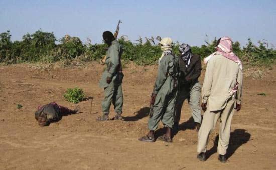 Somali'de annesini kafasını kopararak öldüren Ali Hüseyin adlı kişi, binlerce kişinin gözleri önünde idam edildi