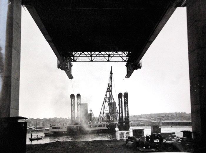 <br><br> Manazarasıyla hayran bırakan İstanbul Boğaz Köprüsü'nin yapılış fotoğrafları bir gurbetçinin arşivinden çıktı. İşte görmediğiniz İstanbul Boğaz Köprüsü'nün fotoğrafları...<br><br>
<p><strong><a href="http://www.haber7.com/video-galeri.php?cID=18589" target="_blank">HABERİN VİDEOSUNA GİTMEK İÇİN TIKLAYIN...</a></strong></p>