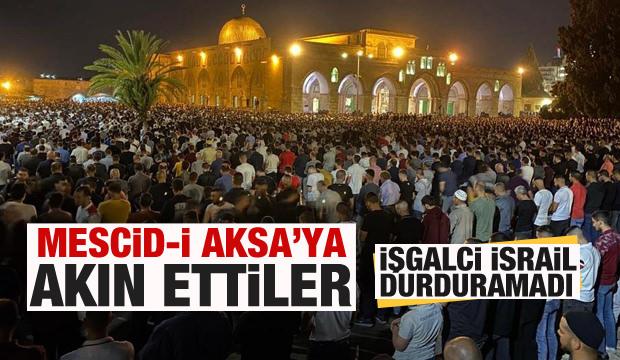 Binlerce Filistinli Kadir Gecesi‘nde teravih namazı için Mescid-i Aksa'ya akın etti