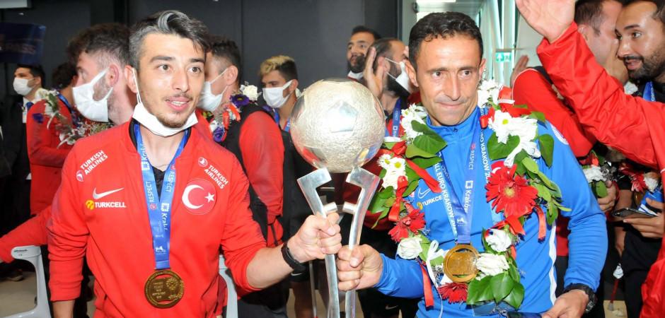 Şampiyonlar yurda döndü!
