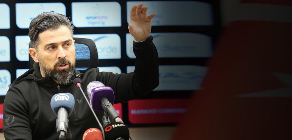 Son dakika: Süper Lig'de yenilgi sonrası İlhan Palut görevinden istifa etti!