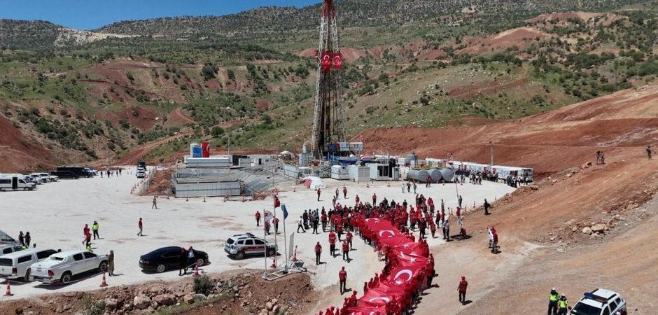 Bakan Bayraktar 'Müthiş bir şey' diyerek duyurdu! 6.1 milyar varil değerinde...