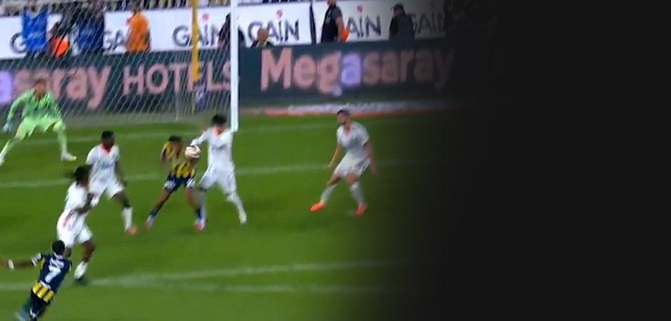 Kadıköy'de tartışmalı pozisyon! VAR'dan penaltı kararı çıktı ama gol olmadı