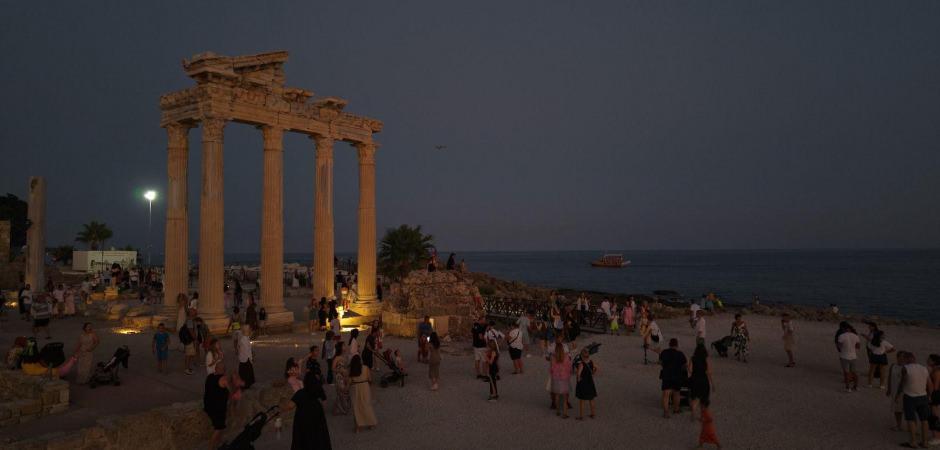  Bakan Ersoy duyurdu: Antalya, ziyaretçi̇ sayısında cumhuriyet tarihi rekoru kırdı