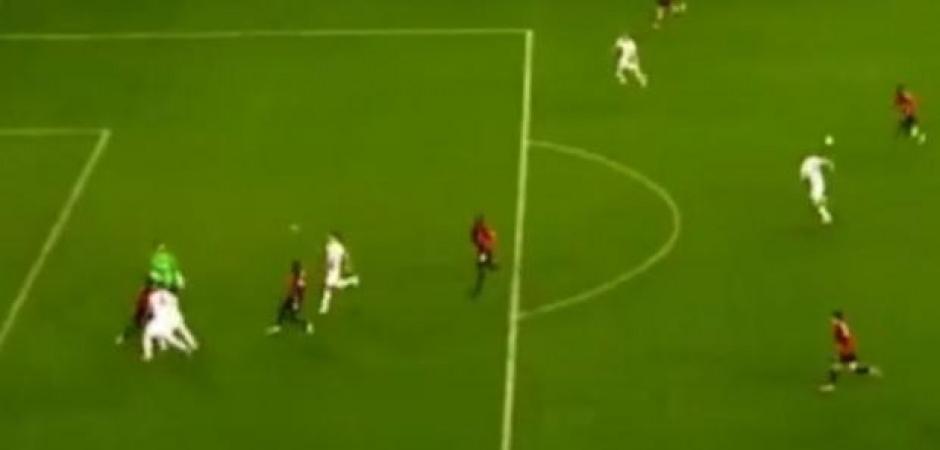 Futbolda görülmemiş olay Süper Lig'de görüldü! Kaleci kavgayı ayırırken gol yedi