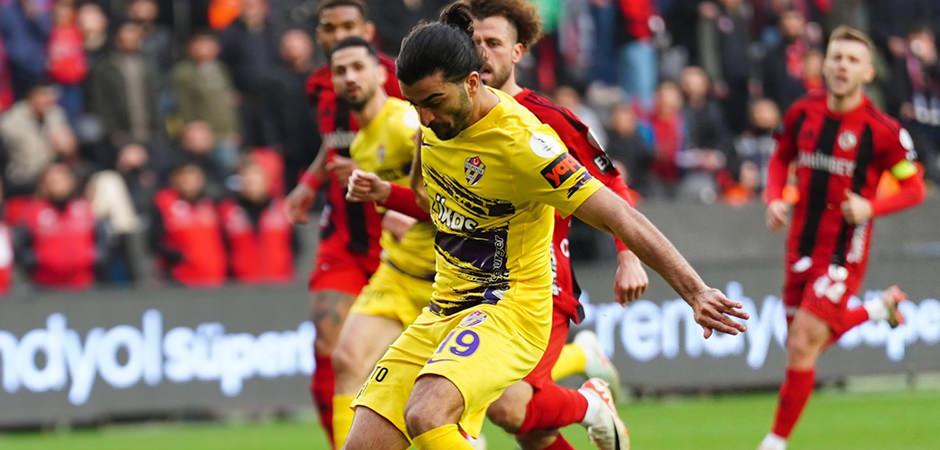 Süper Lig'de günün 2. maçı: Gol penaltıdan geldi ! CANLI