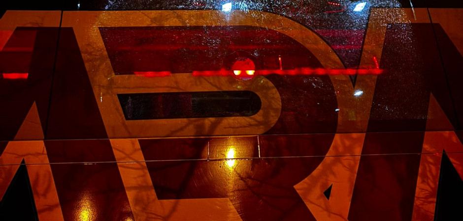 Galatasaray otobüsü saldırıya uğradı!