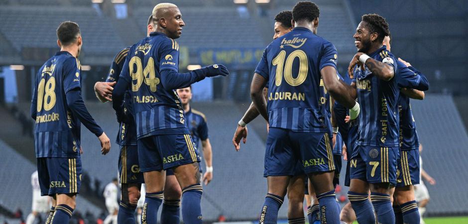 Fenerbah&ccedil;e yıldızlarıyla g&uuml;ld&uuml;! Ma&ccedil; fazlasıyla liderliğe y&uuml;kseldi