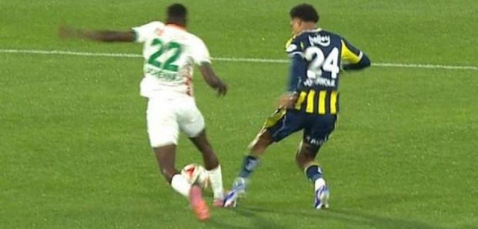 Alanya'da tartışmalı pozisyon: T&uuml;m g&ouml;zler hakeme d&ouml;nd&uuml;