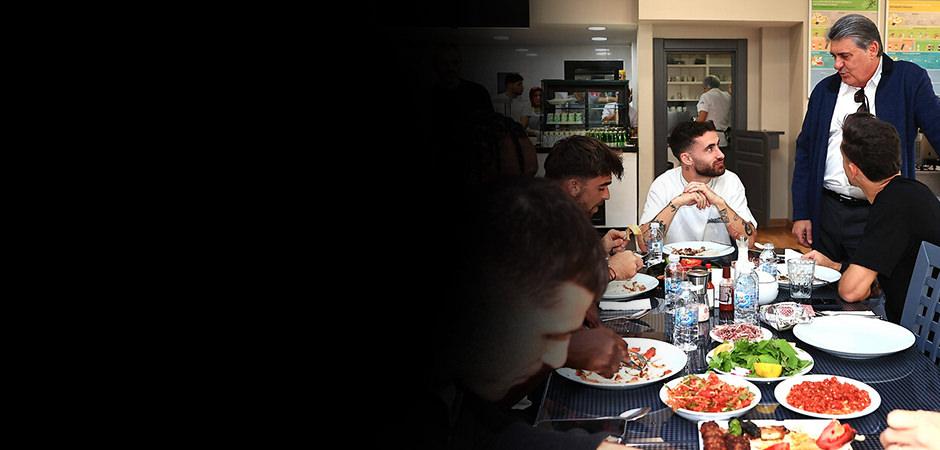 Beşiktaş'ta bir d&ouml;nemin sonu: Yıldız futbolcu İstanbul'dan ayrıldı