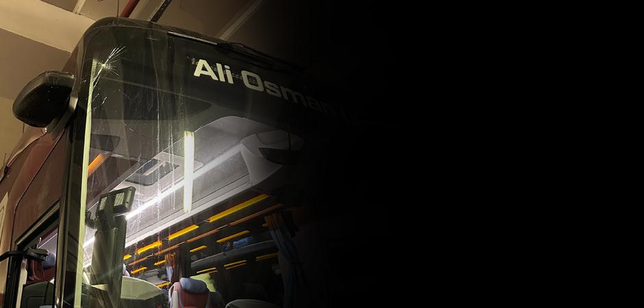 Trabzonspor'un otob&uuml;s&uuml;ne ma&ccedil; &ouml;ncesi taşlı saldırı! 