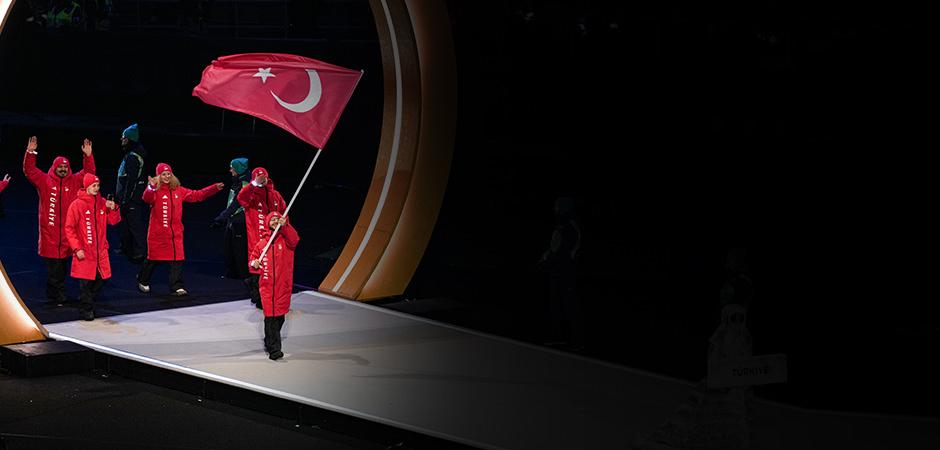 Kış Olimpiyatları başladı! Milli sporcularımız T&uuml;rk bayrağıyla sahnede
