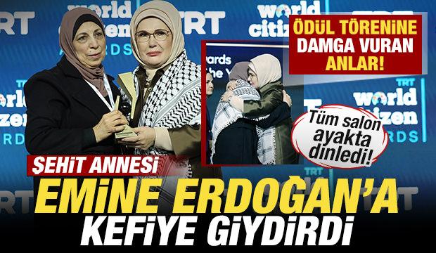 &Ouml;d&uuml;l t&ouml;renine damga vuran anlar! Şehit annesi Emine Erdoğan'a kefiye giydirdi