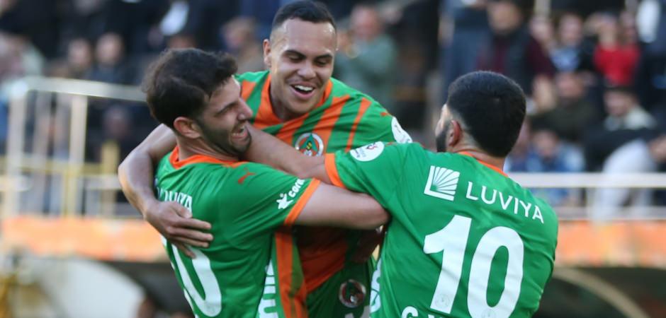 Alanyaspor evinde hata yapmadı! 3 puanı 2 golle aldı