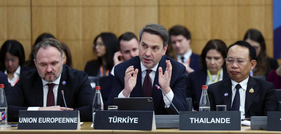 Fransa&rsquo;da kritik mesaj! Bakan Bayraktar: &ldquo;Enerjide en g&uuml;&ccedil;l&uuml; akt&ouml;rlerden biri olacağız'