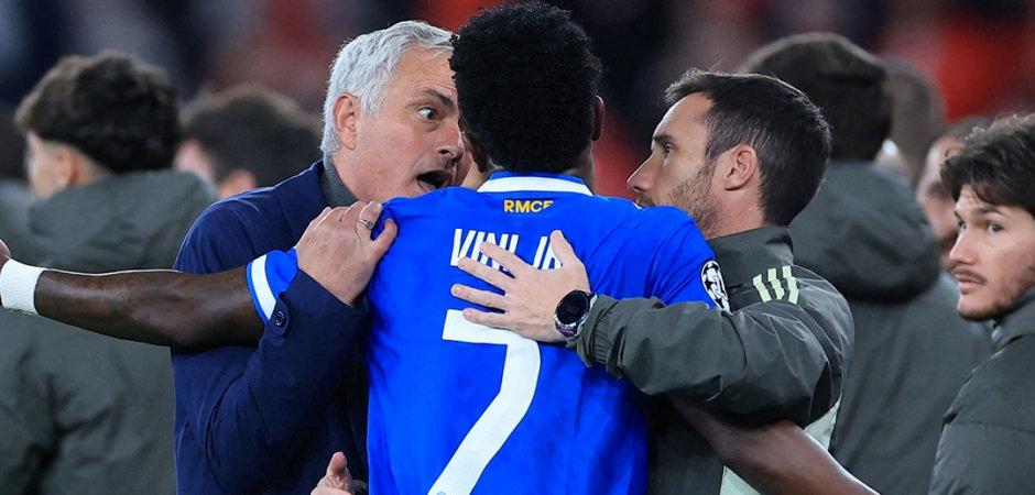 Dev ma&ccedil;a ırk&ccedil;ı tezah&uuml;rat engeli! Sahayı terk etti