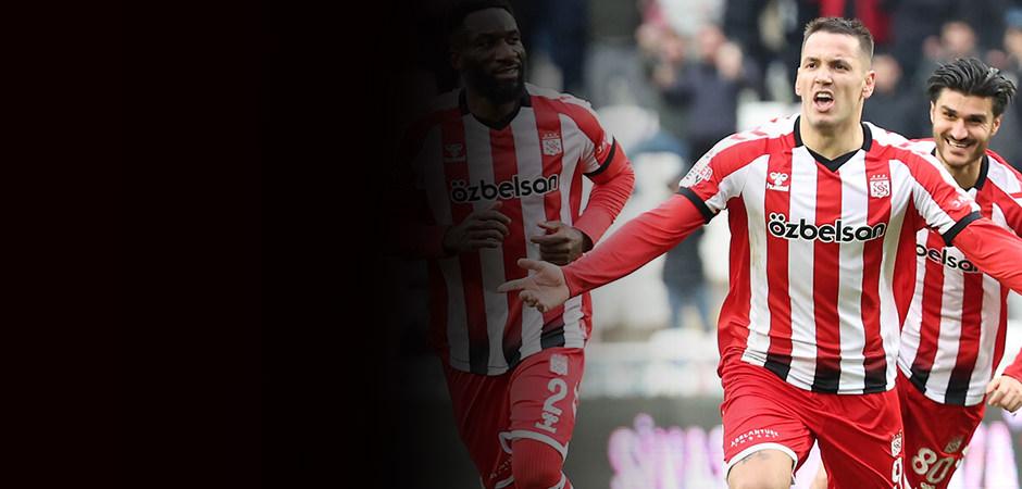 Sivasspor'da korkutan kaza! Takımın yıldızı Rey Manaj trafik kazası ge&ccedil;irdi