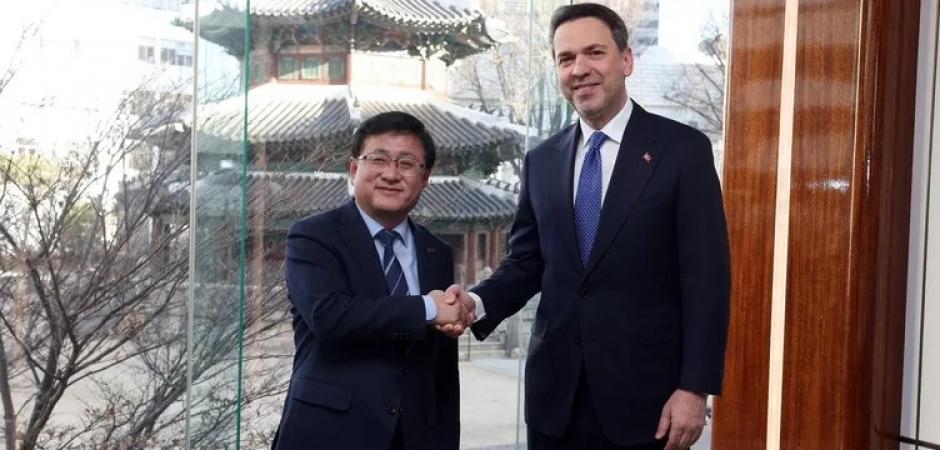 Enerji işbirliği masada! Bakan Bayraktar G&uuml;ney Koreli mevkidaşı ile g&ouml;r&uuml;şt&uuml;