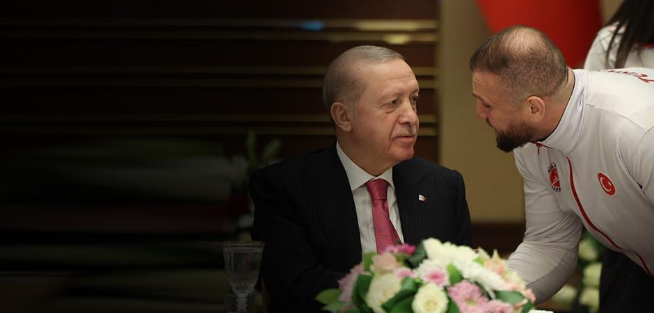 Kariyerini bitirmeyi d&uuml;ş&uuml;n&uuml;yordu! Başkan Erdoğan'a d&uuml;nya şampiyonluğu s&ouml;z&uuml; verdi