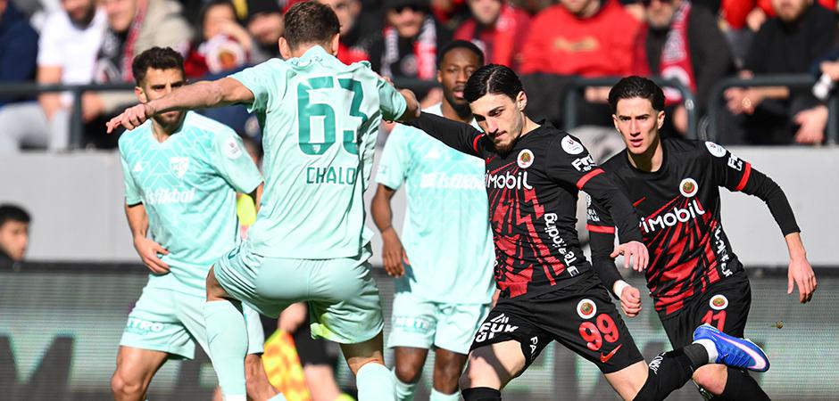 S&uuml;per Lig'de d&uuml;şme hattı i&ccedil;in 6 puanlık ma&ccedil;! Gol iptal | CANLI