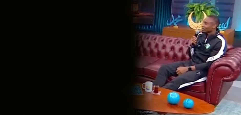 Ramazan programına katılan &uuml;nl&uuml; futbolcudan canlı yayında 'Kabe'de Hacılar' performansı