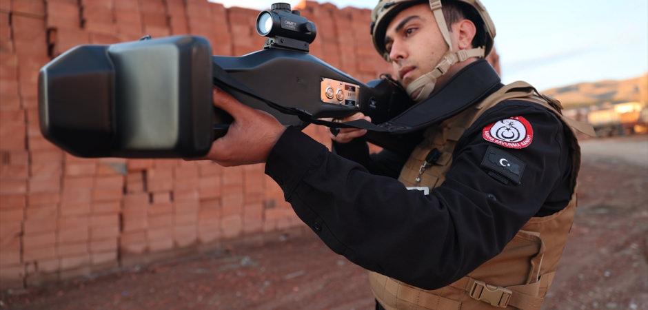 G&ouml;r&uuml;nmeyen dronu 10 kilometreden imha ediyor: G&ouml;ky&uuml;z&uuml;nde yeni bir d&ouml;nem başlıyor... 