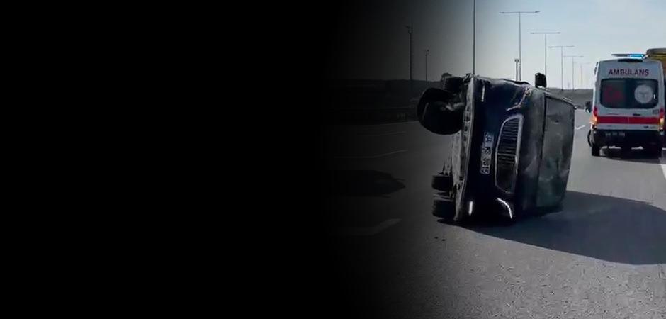 Korkutan kazada minib&uuml;s yan yattı! Fenerbah&ccedil;eli yıldızın eşi de i&ccedil;indeydi