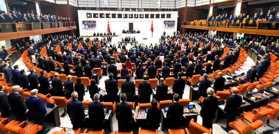 Meclis&rsquo;e yeni teklif: Doğum izni uzuyor, 15 yaş altına sosyal medya yasağı geliyor