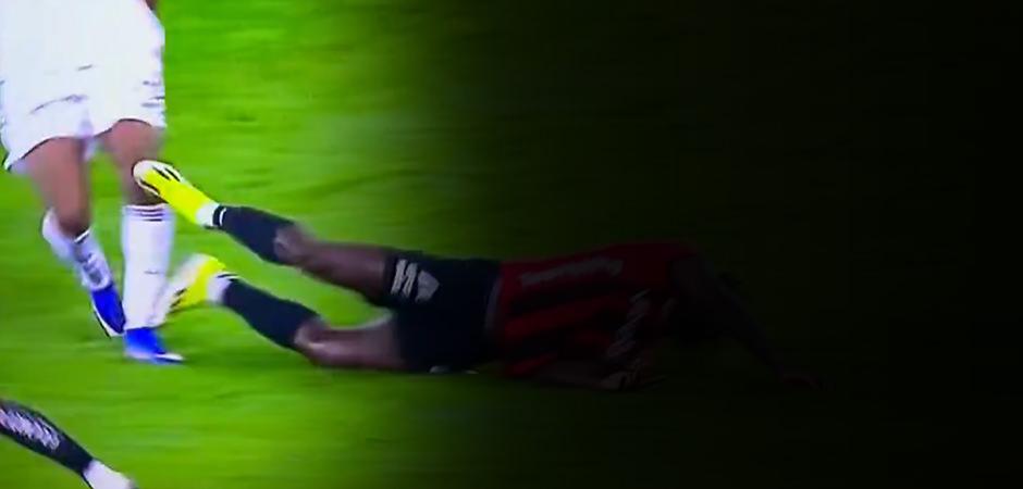 Hakem devam ettirdi: Uyarı VAR'dan geldi! Başkent'te kırmızı kart &ccedil;ıktı