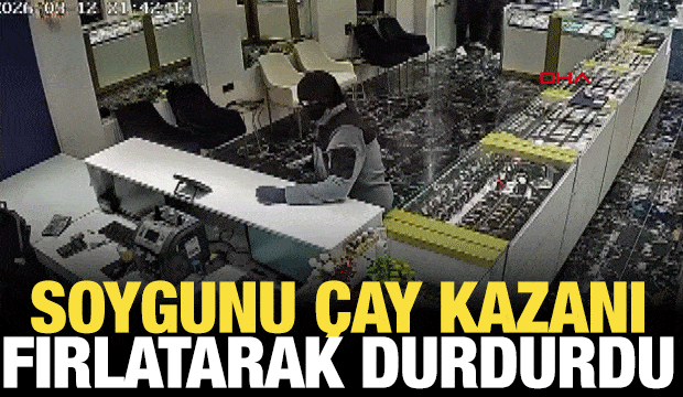 Kuyumcu, soygunu &ccedil;ay kazanını fırlatarak &ouml;nlemeye &ccedil;alıştı; o anlar kamerada