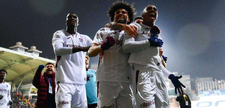 Fırtına derbiye hazır! Deplasmandan 3 puanla d&ouml;n&uuml;p yarışa ortak oldular