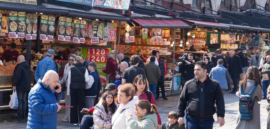 Tezgahlar doldu, m&uuml;şteri akını başladı: Emin&ouml;n&uuml;&rsquo;nde şeker ve lokum yok satıyor