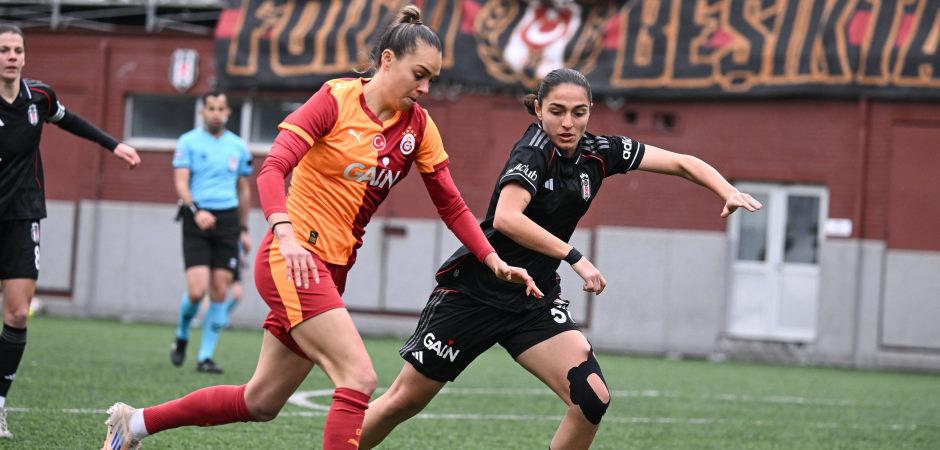 8 goll&uuml; Beşiktaş-Galatasaray derbisi nefesleri kesti! 4-1'den d&ouml;nd&uuml;ler