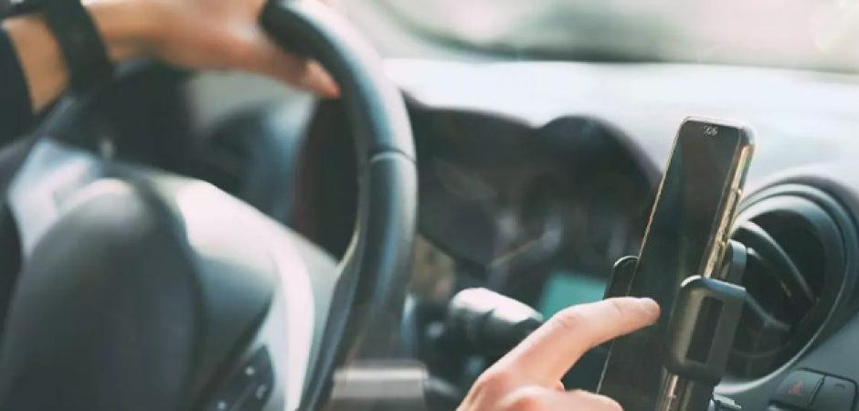 Otomobillerde telefon tutucular yasaklandı mı? Milyonları ilgilendiren a&ccedil;ıklama