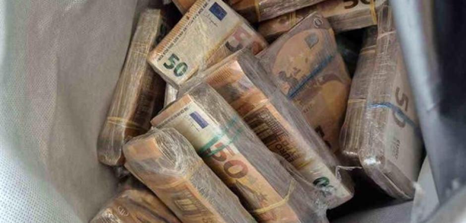 &Ccedil;ikolata kutusundan servet fışkırdı! T&uuml;m para 'komşu'ya kaldı