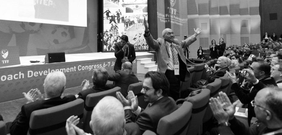 T&uuml;rk futbolunun efsane ismi hayatını kaybetti